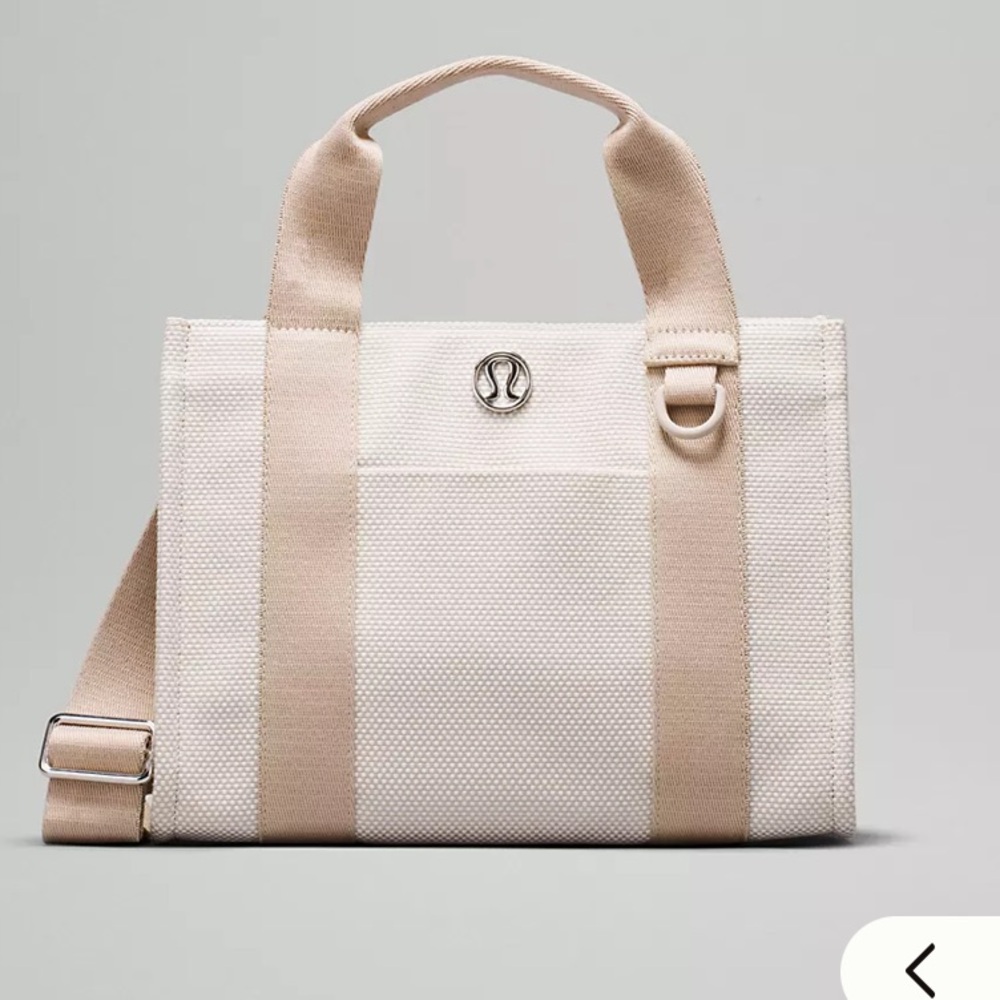BNWT Lululemon athletica Mojave Tan and Light Ivory Tote 4.5L